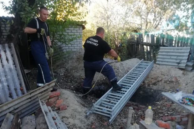 В Харьковской области пенсионерка упала в трехметровую яму и сломала ногу
