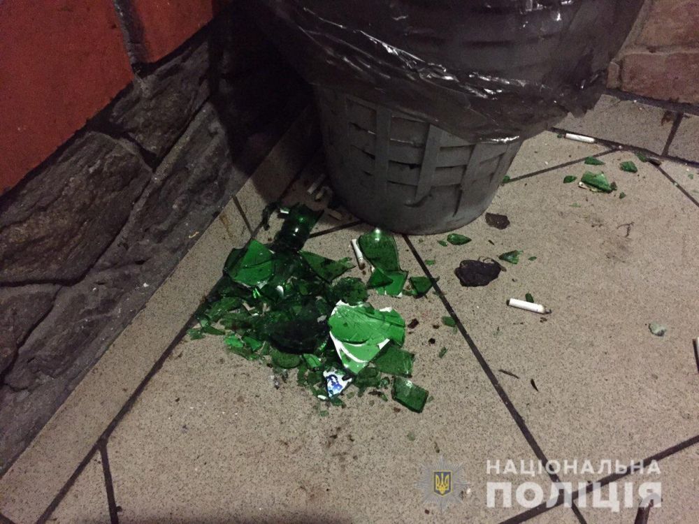 Под Харьковом пьяный мужчина разбил бутылку и ранил двоих посетителей кафе