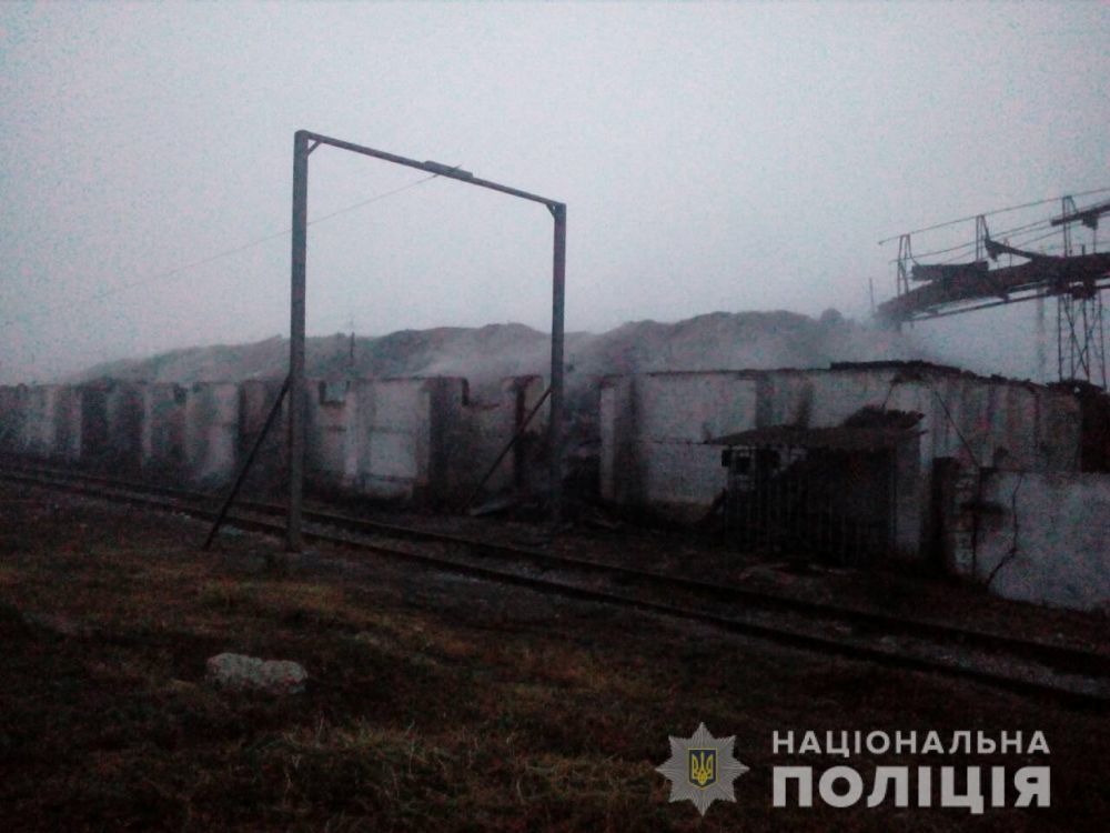 По факту пожара на зерноскладах под Харьковом открыто уголовное производство
