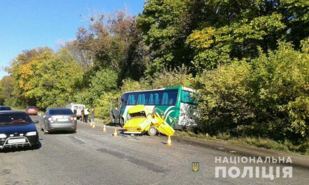 Под Харьковом ВАЗ въехал в рейсовый автобус: водитель "легковушки" погиб на месте