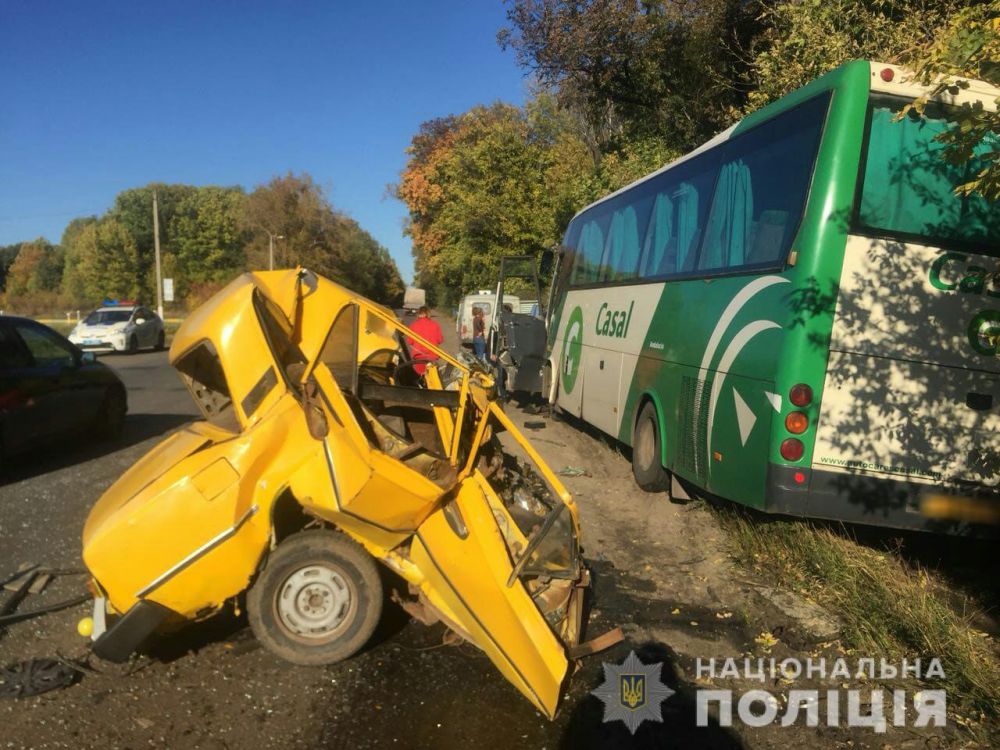 Под Харьковом ВАЗ въехал в рейсовый автобус: водитель “легковушки” погиб на месте (фото)
