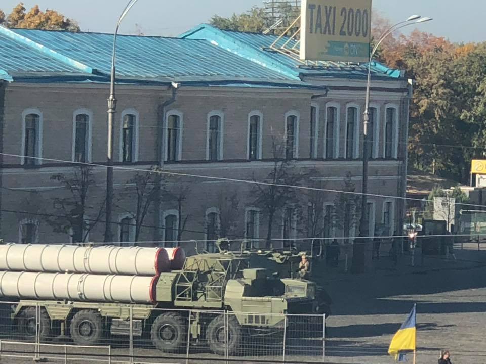 Подготовка ко Дню защитника Украины: в центре Харькова военная техника