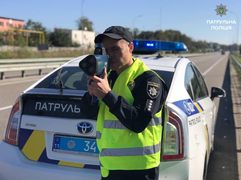 Харьковские патрульные получили устройства измерения скорости TruCam