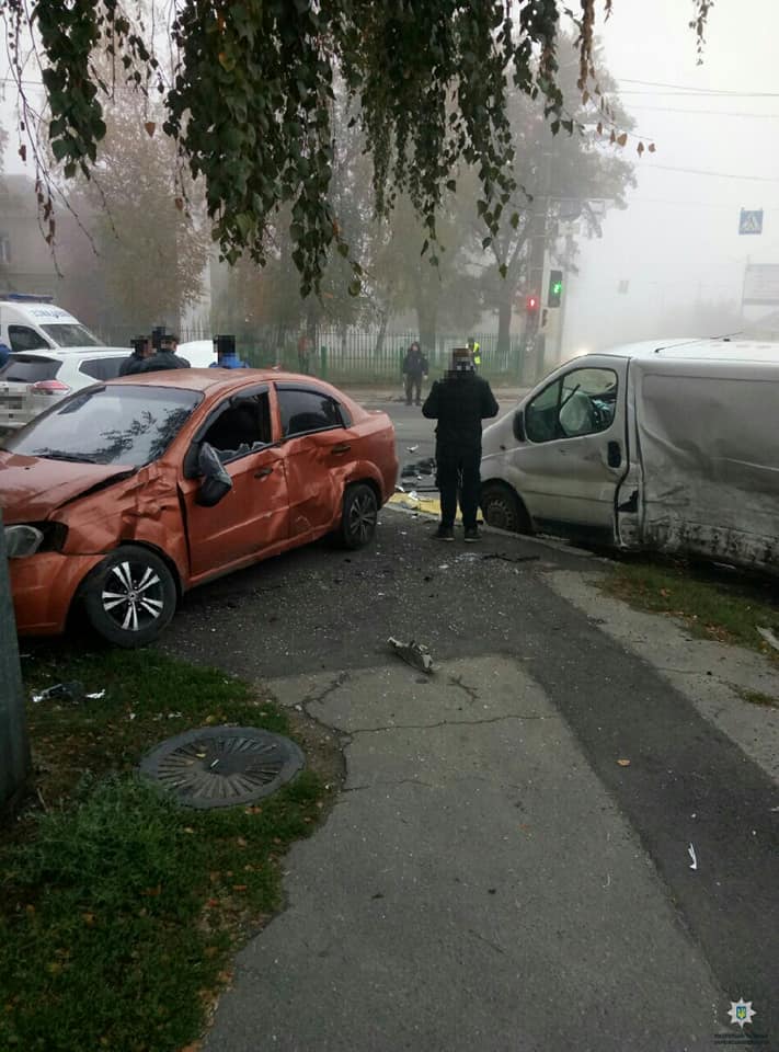 В Харькове Nissan проехал на “красный” и совершил тройное ДТП (фото)
