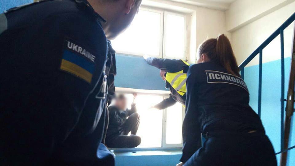 В Харькове мужчину отговорили прыгать из окна седьмого этажа (видео)