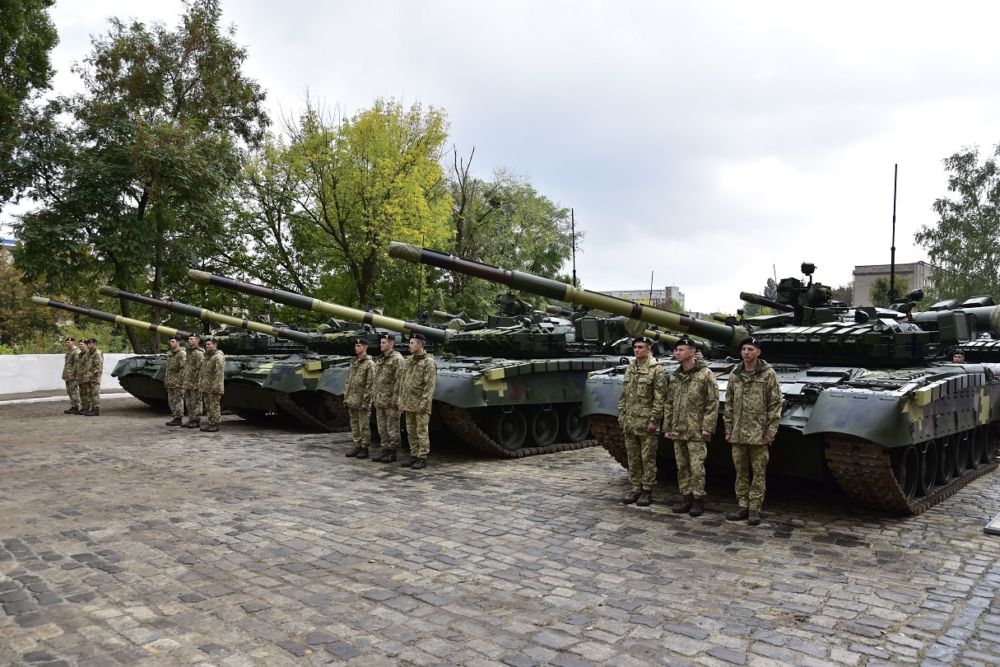 В Харькове украинской армии передали более 20 танков и БТРов (видео)