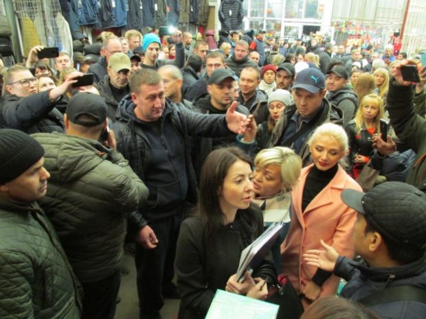 На рынке "Барабашово" инспектируют предпринимателей