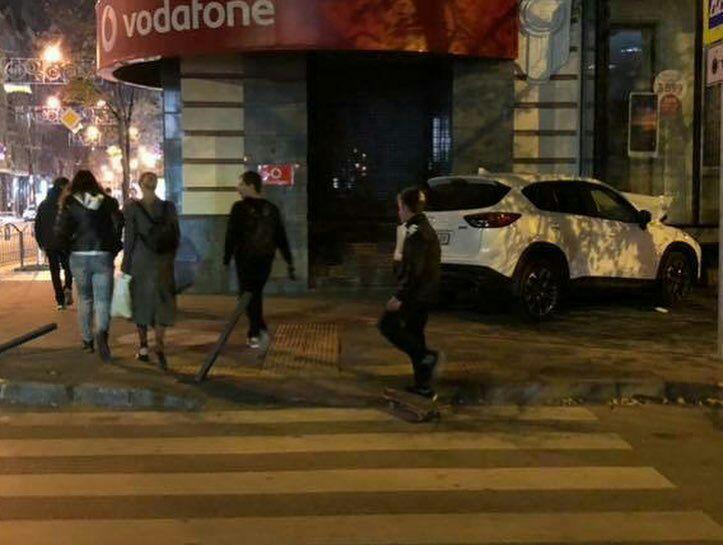 На Сумской девушка на джипе врезалась в стену дома (фото)