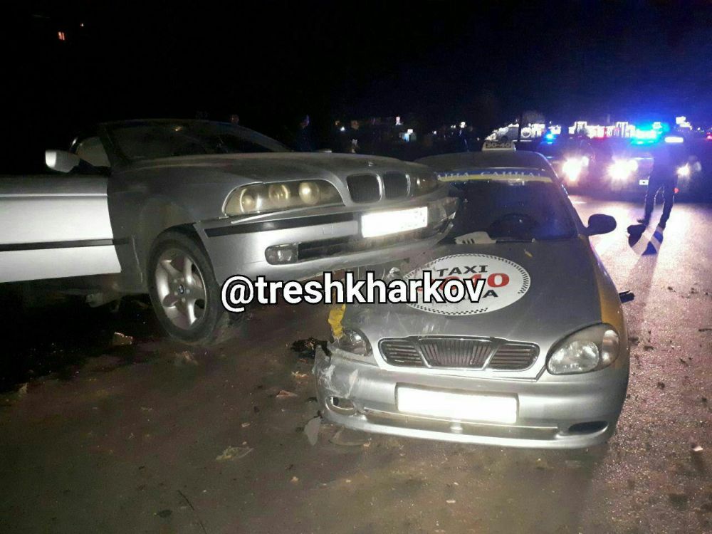 На Салтовке водитель BMW влетел в столб и приземлился на такси (фото)