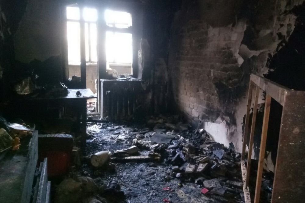Пожар в многоэтажном жилом доме в Балаклее: эвакуировали 29 человек и спасли троих старушек (фото)
