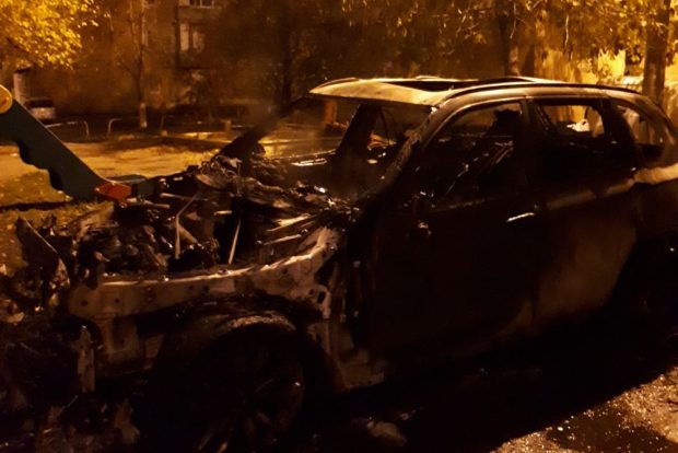 В центре Харькова сгорели внедорожник и микроавтобус