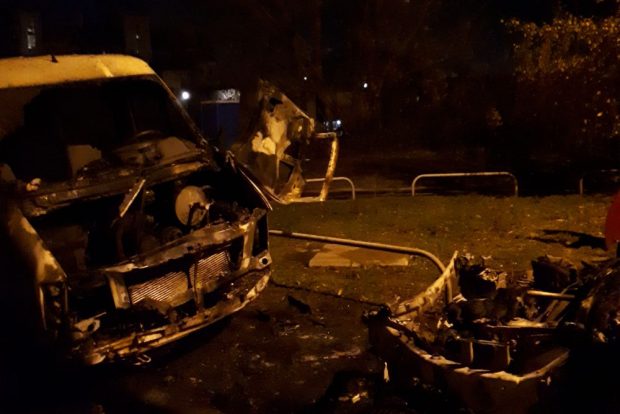 В центре Харькова сгорели внедорожник и микроавтобус
