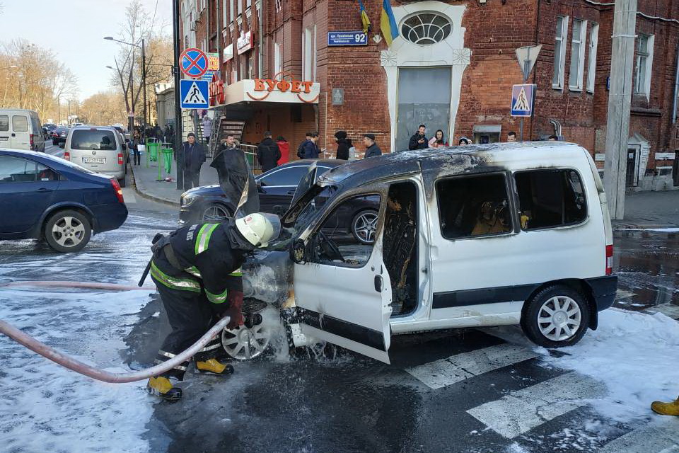 Во время движения в центре Харькова загорелась легковушка (фото)
