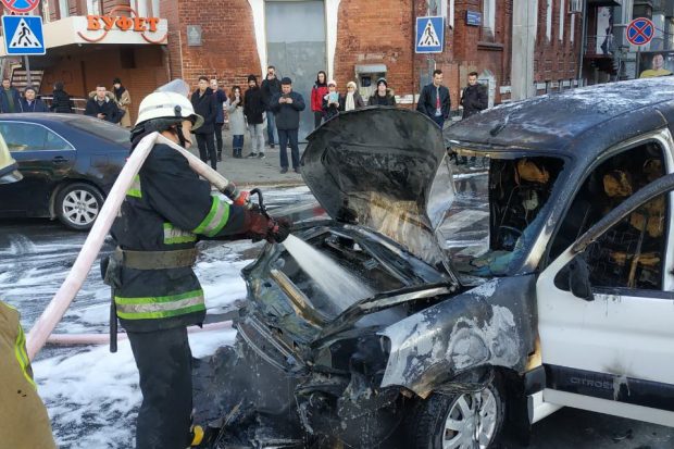 Во время движения в центре Харькова загорелась легковушка