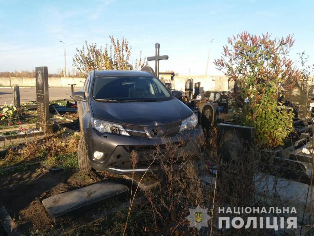 Батюшка, который на внедорожнике снес надгробья на кладбище, объяснил, что произошло