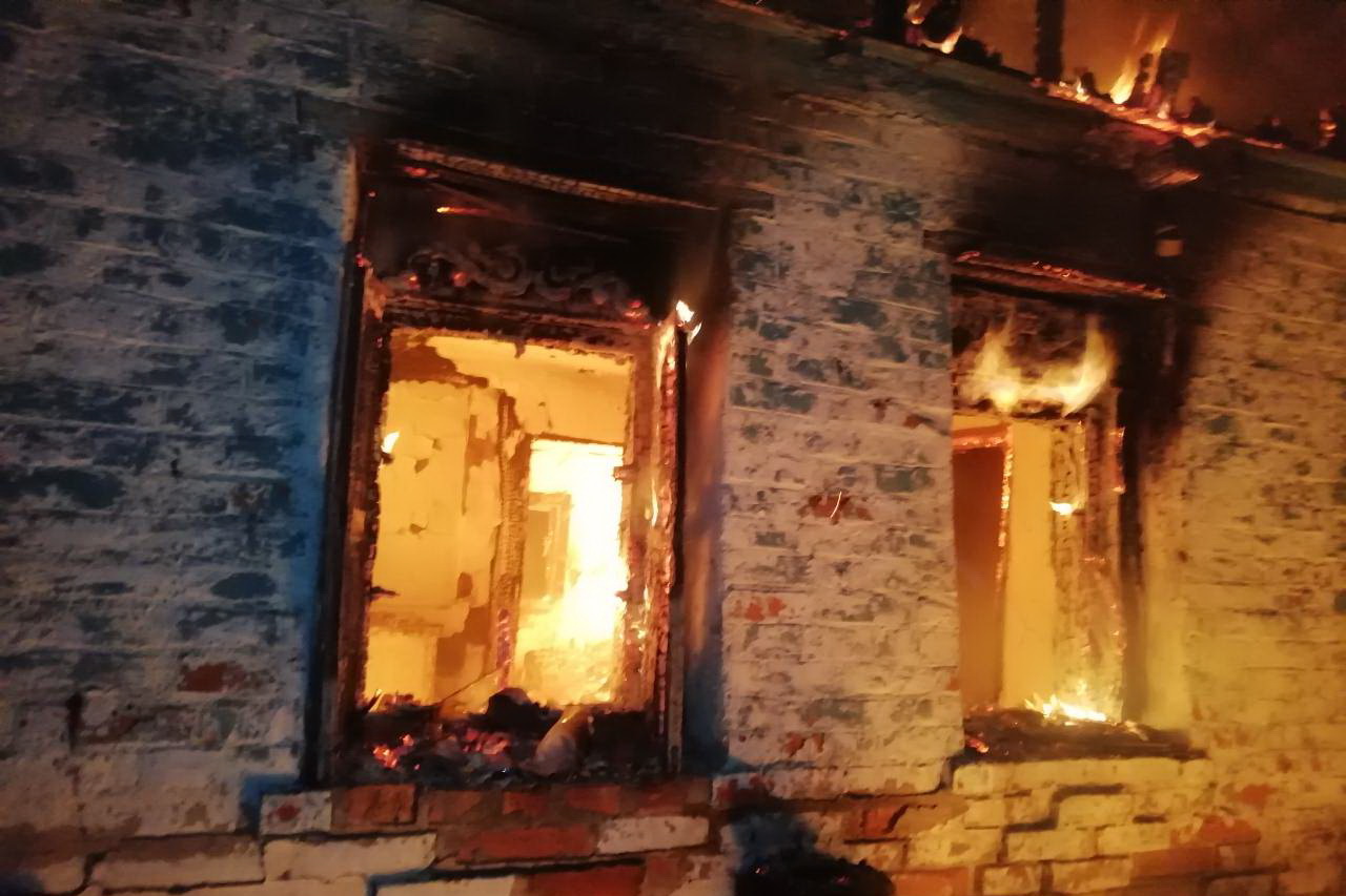 Под Харьковом на пепелище обнаружили обгоревшее тело человека (фото)