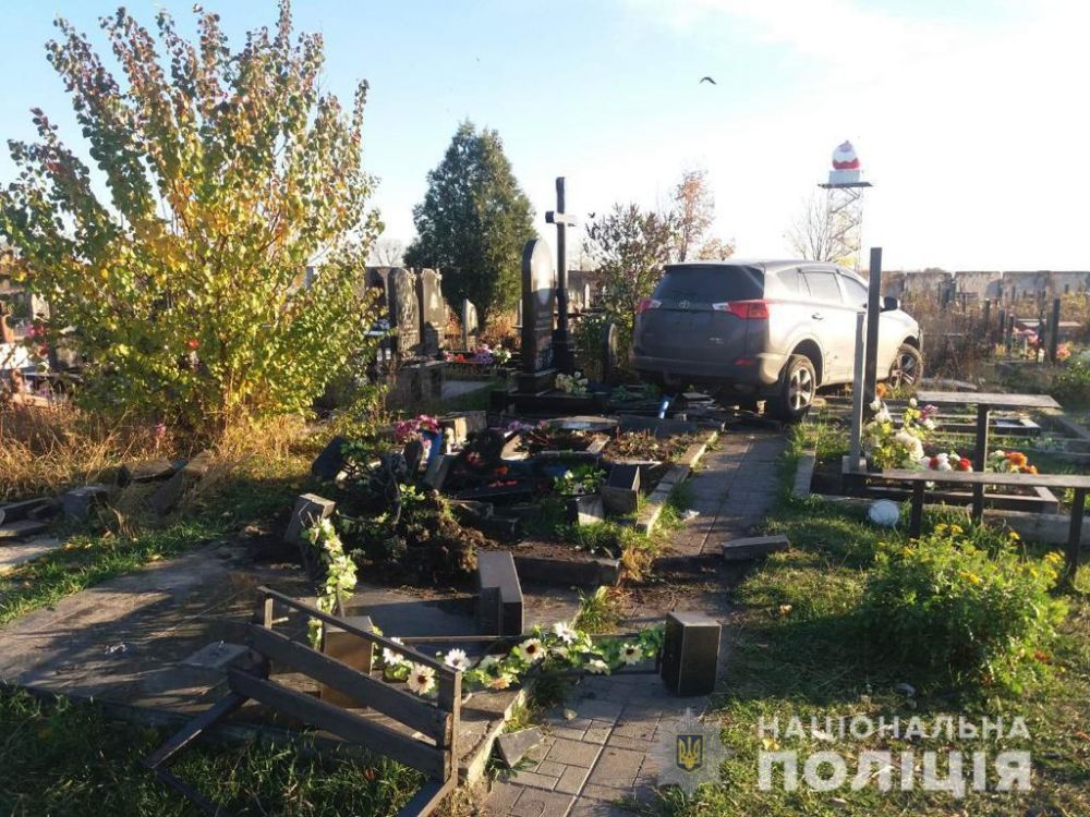 Батюшка проехался по могилам: в полиции открыли уголовное дело (видео, фото)