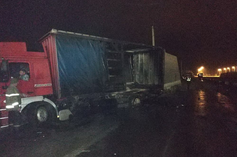 Под Харьковом загорелась фура с прицепом