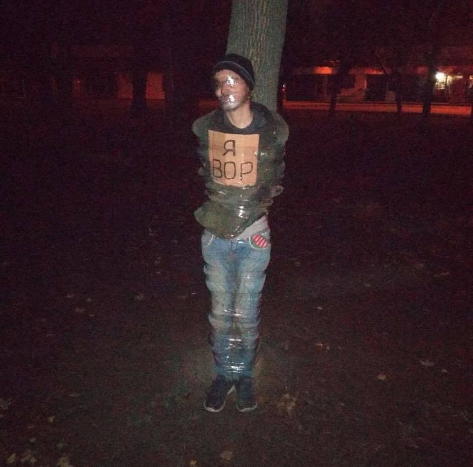 В Харькове вора скотчем привязали к дереву – соцсети