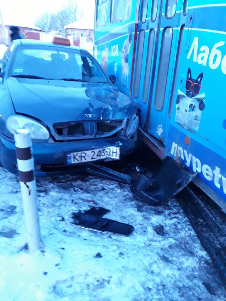 В Харькове Lanos на “евробляхах” врезался в трамвай: пострадал пассажир автомобиля