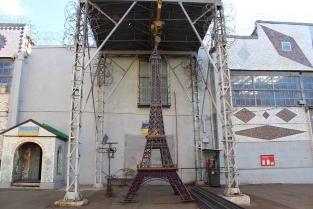 Харьковские заключенные создали копию Эйфелевой башни