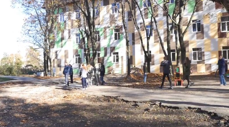В Харькове курсанты-танкисты по приказу руководства ВУЗа убирают улицы – активисты (видео)