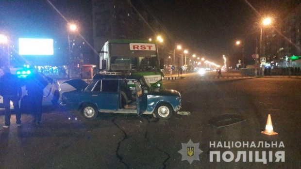 В Харькове "ВАЗ" столкнулся с маршруткой: пострадал маленький ребенок