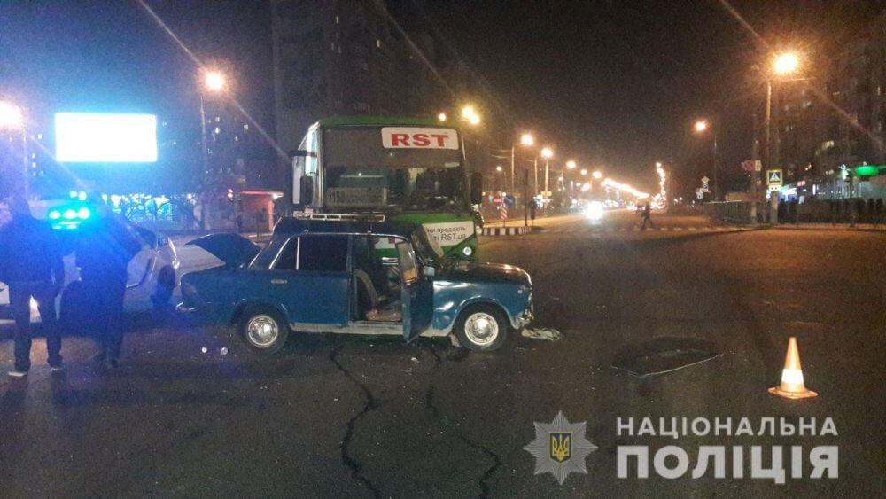 В Харькове “ВАЗ” столкнулся с маршруткой: пострадал маленький ребенок