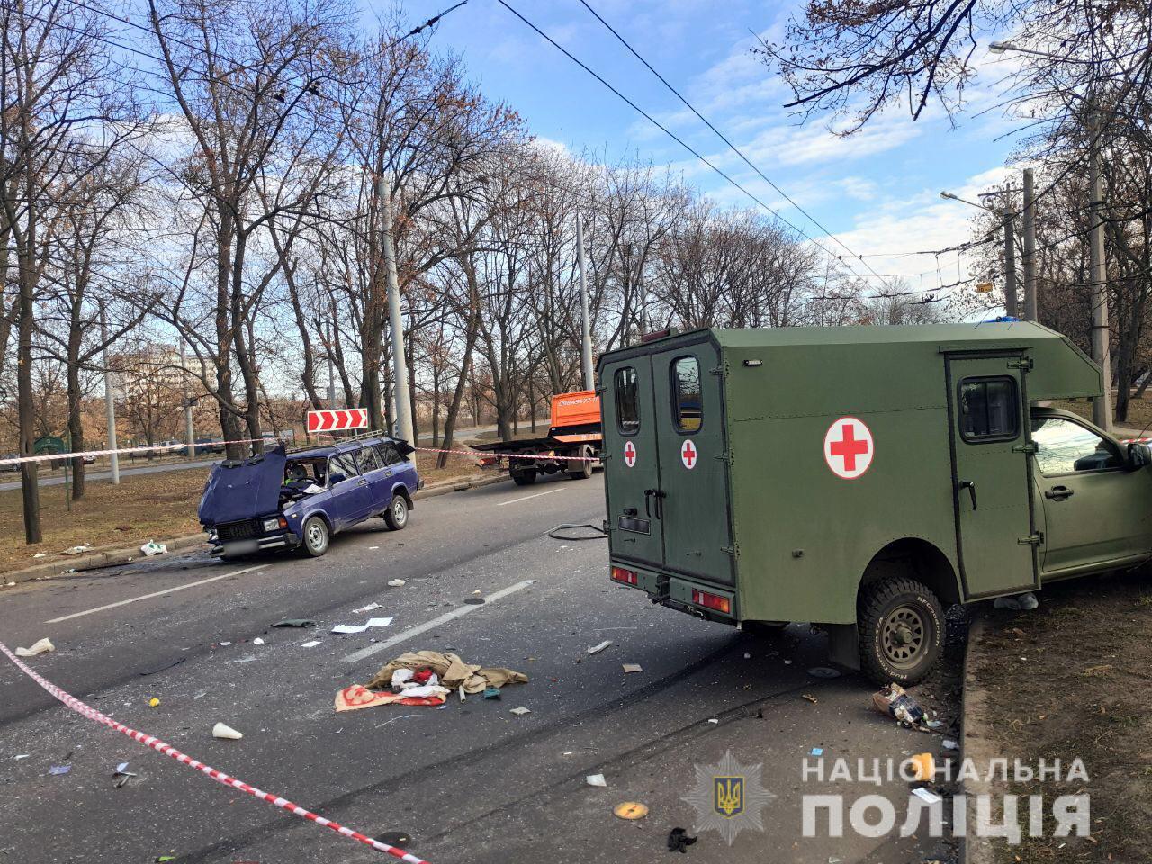 Санитарный автомобиль военных попал в аварию в Харькове