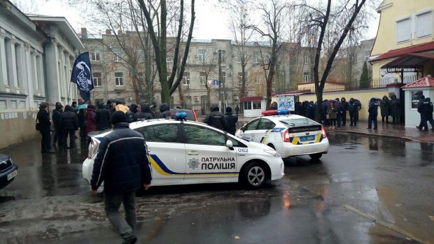 Возле консульства РФ в Харькове собрались несколько десятков человек: активисты принесли шины