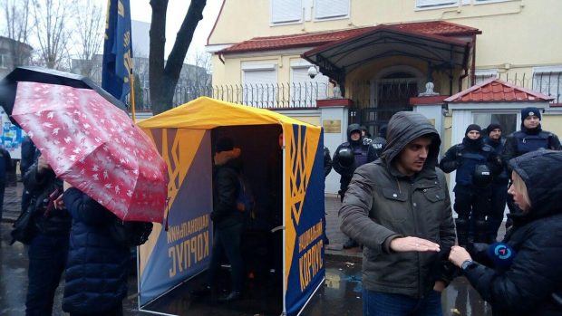 Возле консульства РФ в Харькове собрались несколько десятков человек: активисты принесли шины