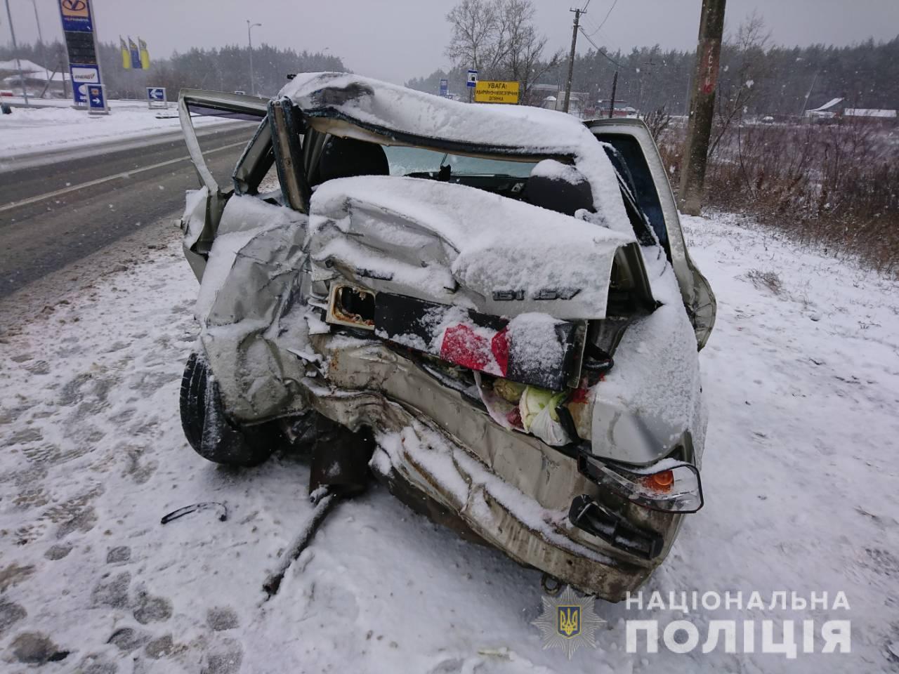 На летней резине по скользкой дороге: под Харьковом ВАЗ столкнулся с грузовиком (фото)