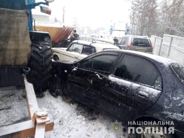 Снегопад на Харьковщине: трактор протаранил семь легковушек
