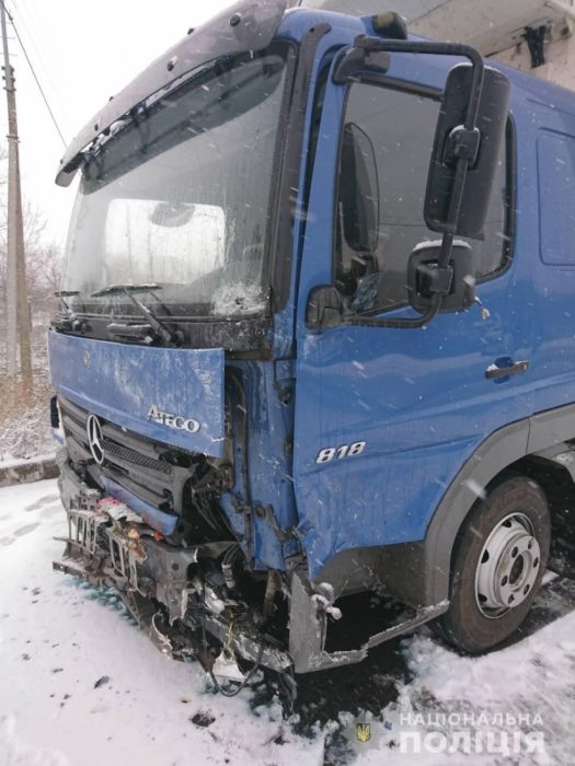 На летней резине по скользкой дороге: под Харьковом ВАЗ столкнулся с грузовиком