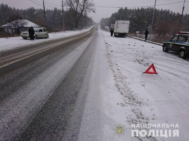 На летней резине по скользкой дороге: под Харьковом ВАЗ столкнулся с грузовиком