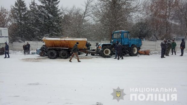 Снегопад на Харьковщине: трактор протаранил семь легковушек