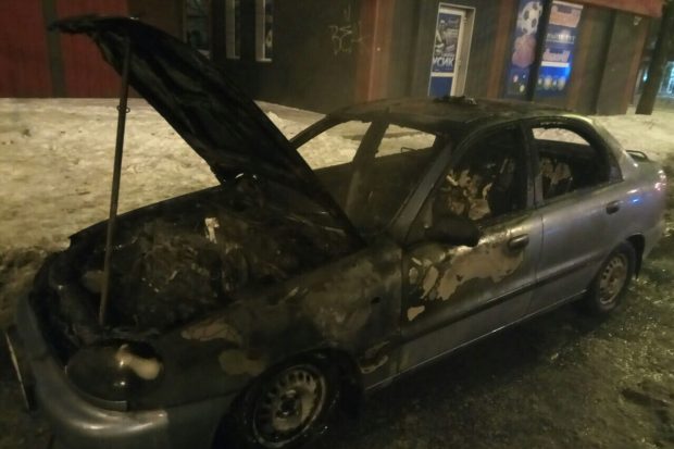 В спальном районе Харькова сгорел легковой автомобиль