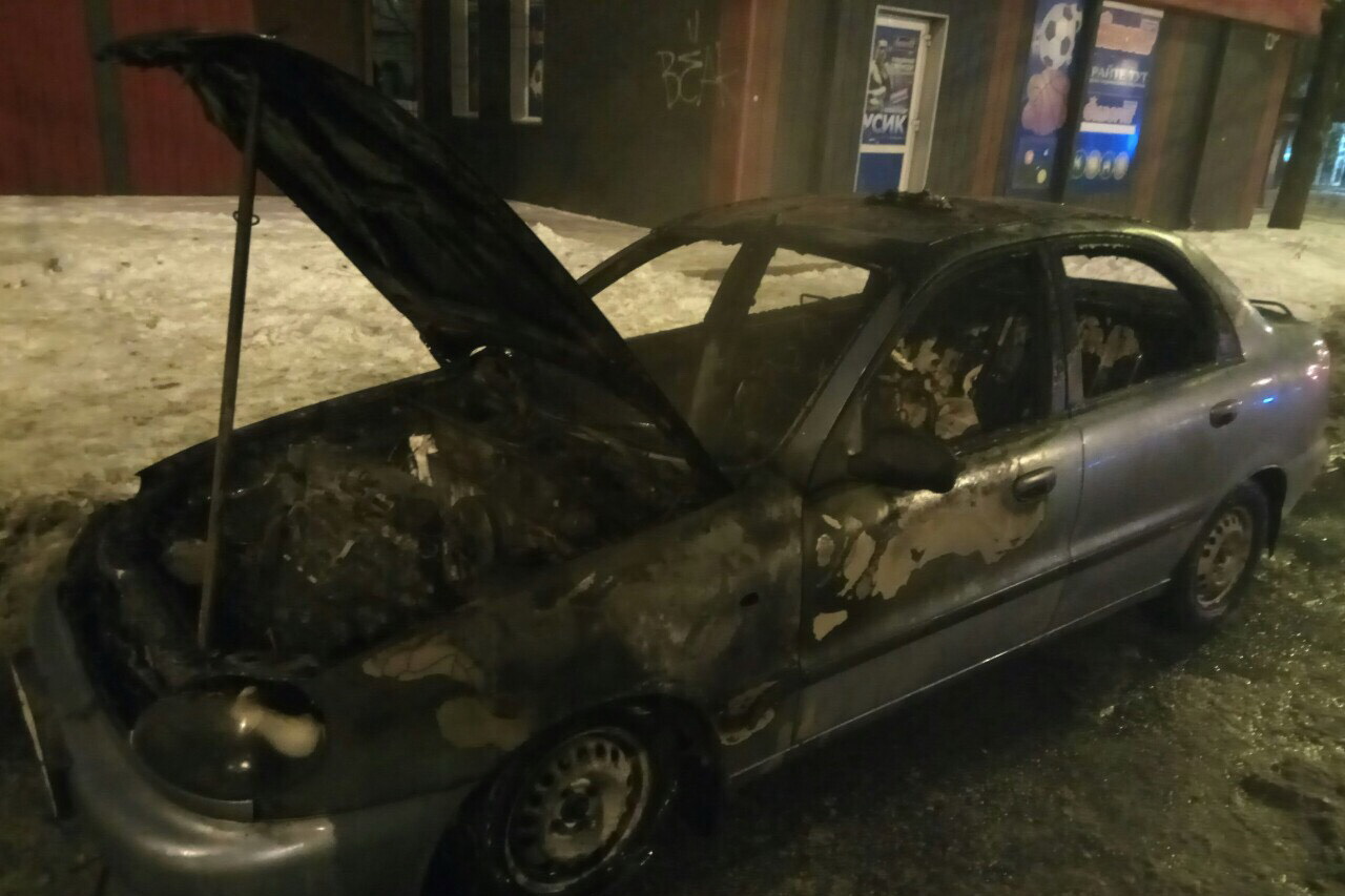 В спальном районе Харькова сгорел легковой автомобиль