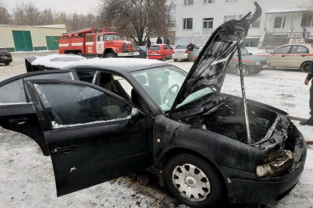 В спальном районе Харькова сгорели две легковушки
