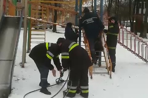 В Харькове подросток застрял в ступенях металлической детской горки