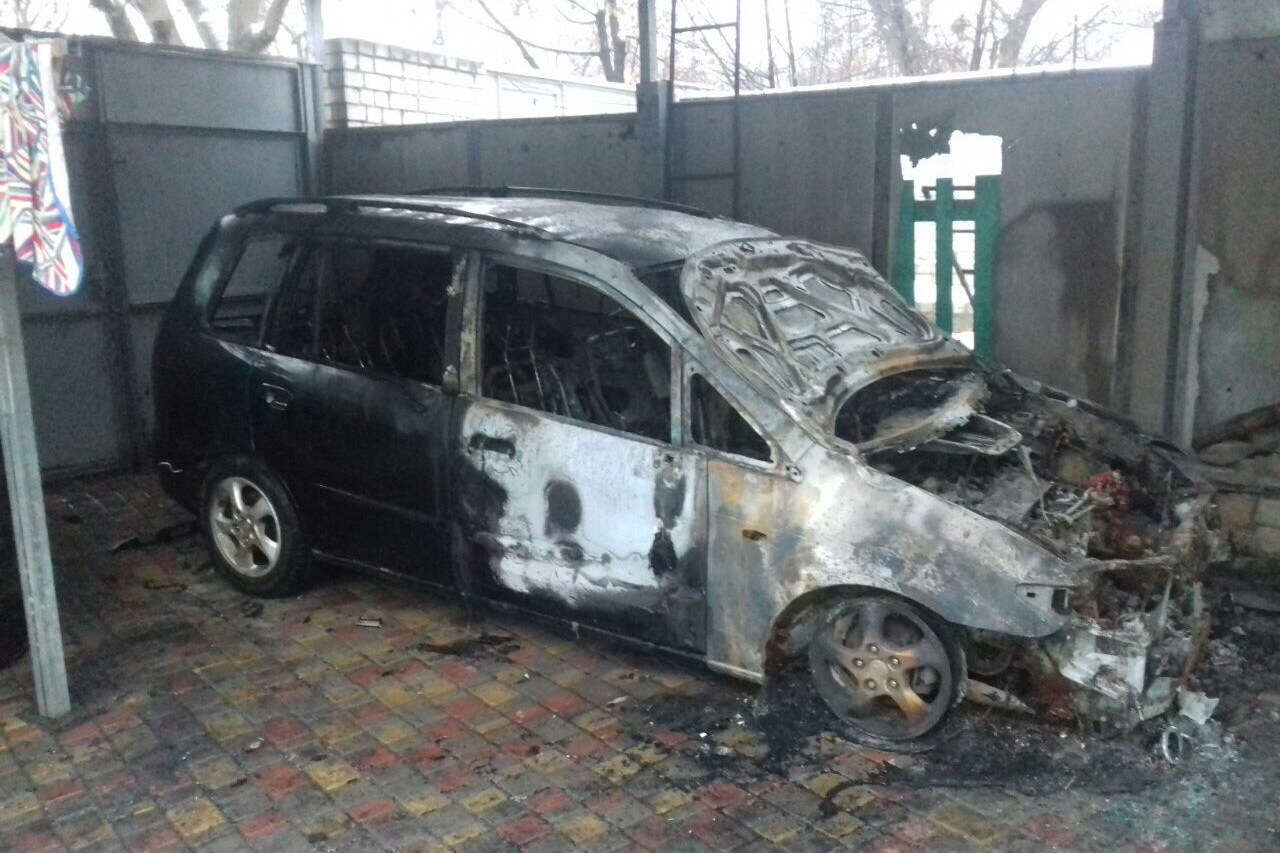 Ночью в Харькове пожарные потушили два горящих авто (фото)
