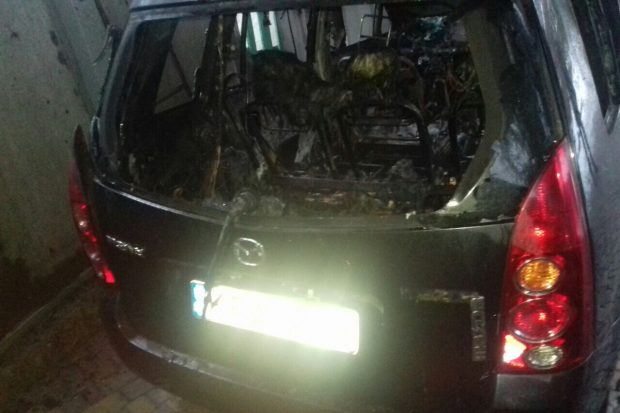 Ночью в Харькове пожарные потушили два горящих авт