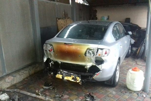 Ночью в Харькове пожарные потушили два горящих авто