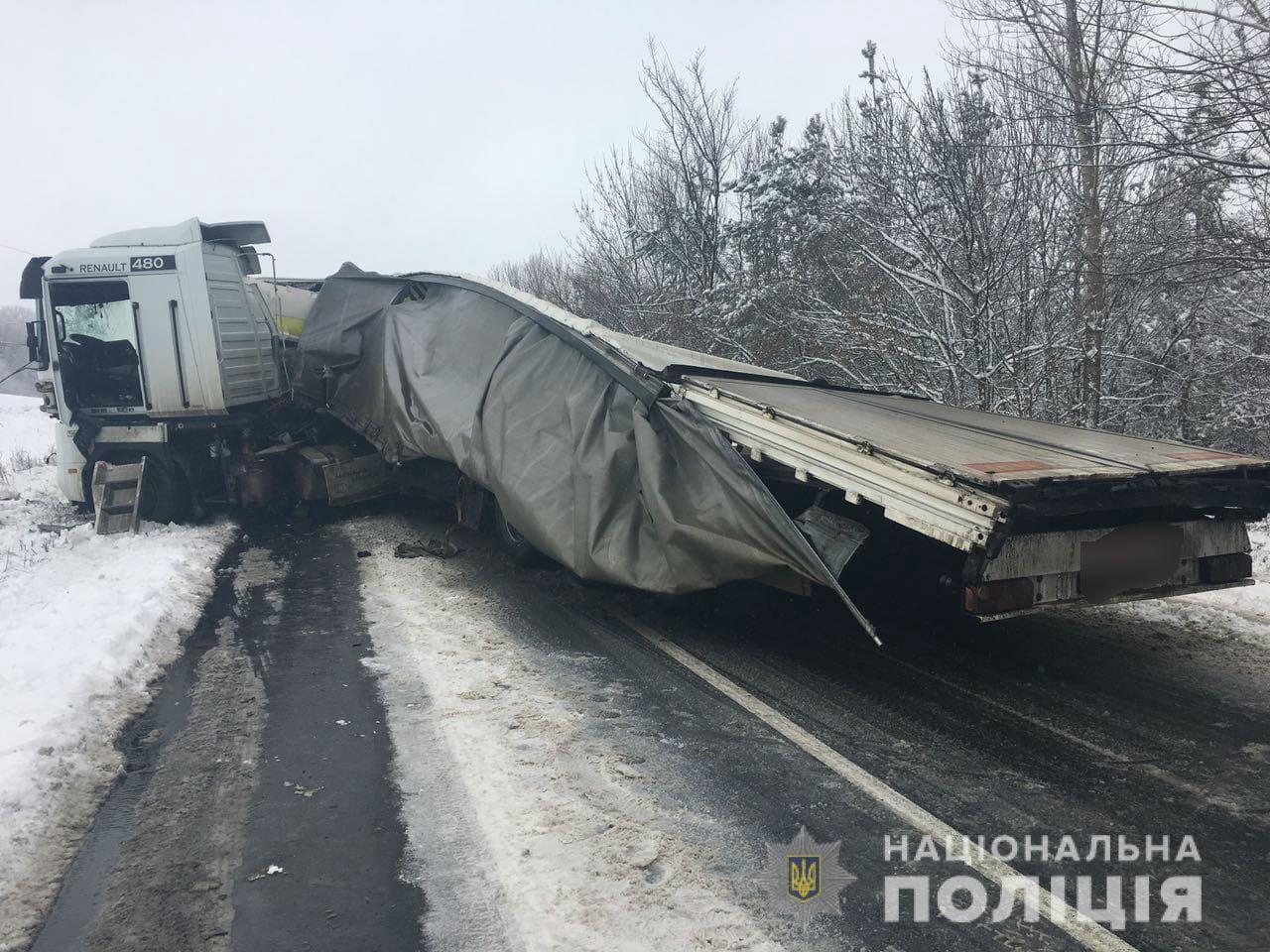 На Харьковщине в результате столкновения двух грузовиков погиб мужчина (фото)