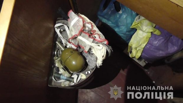 В Харькове у мужчины изъяли наркотики и гранату