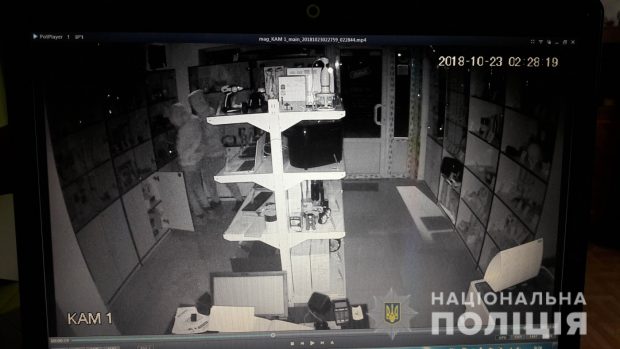 В Харькове подростки в течении двух недель трижды обворовали магазин