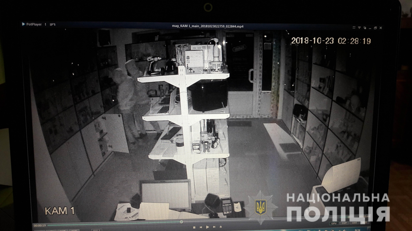 В Харькове подростки в течении двух недель трижды обворовали магазин