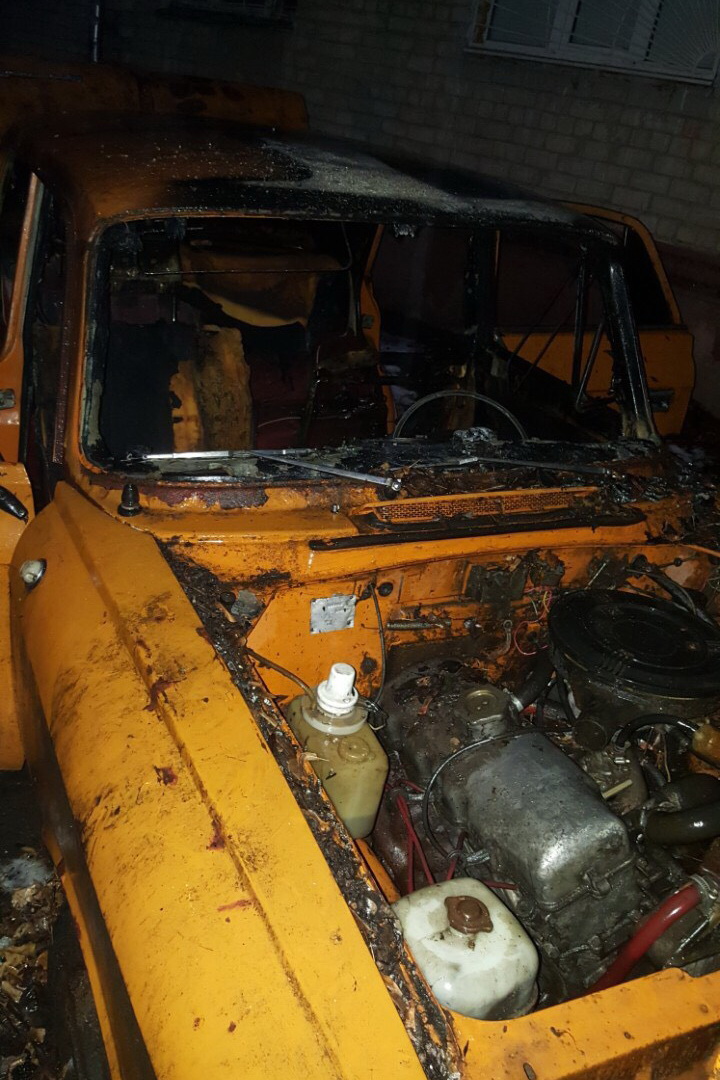 В Харькове во дворе жилого дома сгорел старый “Москвич”
