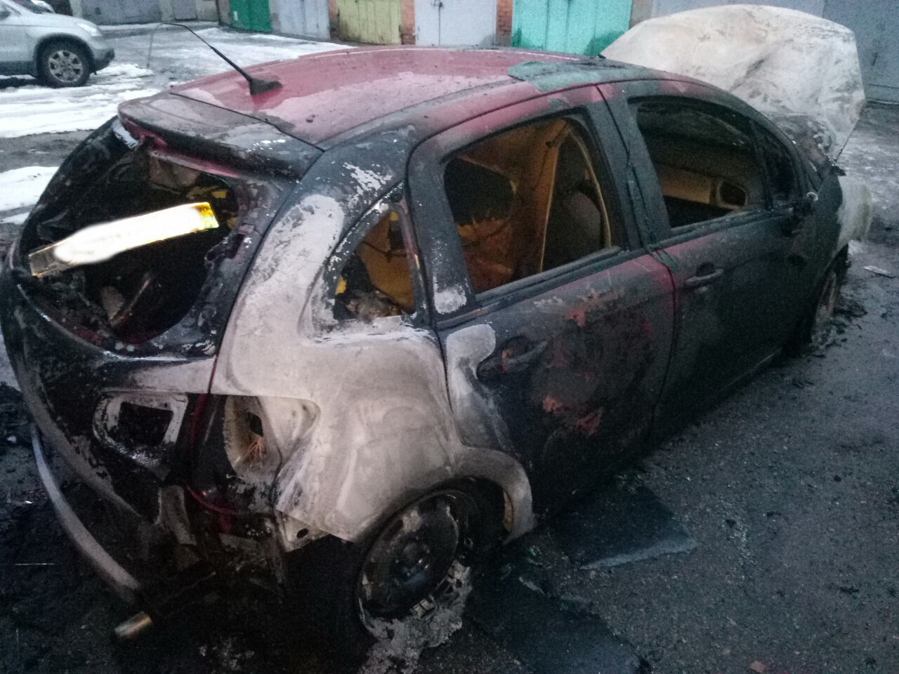 В Харькове в гаражном кооперативе сгорел Citroen (фото)