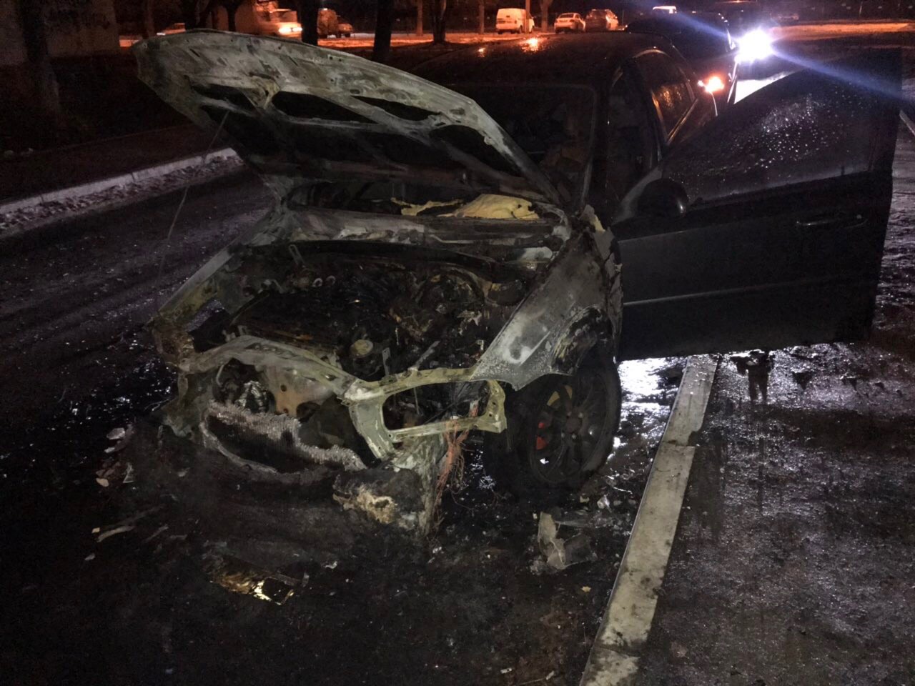 Во дворе жилого дома на Салтовке сгорел Chevrolet Lacetti